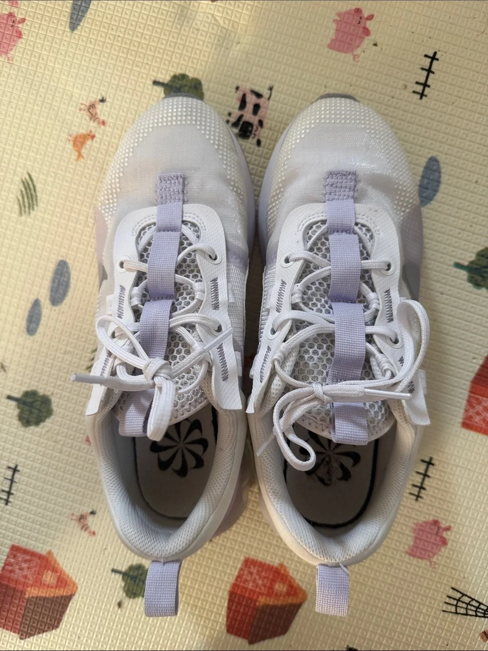 Nike White Kids Air-Cushioned Lightweight Sneakers